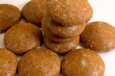 Beyaz arka plan üzerinde izole taze ev yapımı kurabiye