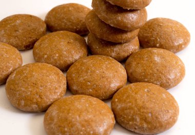 Beyaz arka plan üzerinde izole taze ev yapımı kurabiye