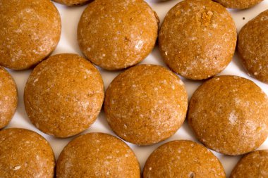 Beyaz arka plan üzerinde izole taze ev yapımı kurabiyeler. Üstten Görünüm