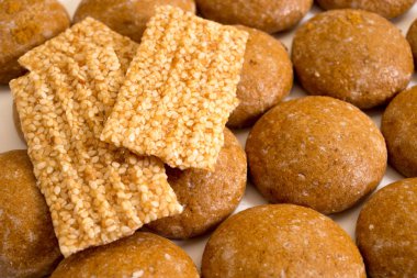 Bisküvi ve tatlı bal ve susam çubuklarıyla