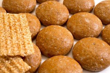 Bisküvi ve tatlı bal ve susam çubuklarıyla