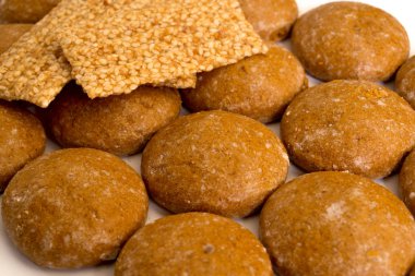 Bisküvi ve tatlı bal ve susam çubuklarıyla