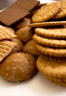 Beyaz arka plan üzerinde izole lezzetli bisküviler