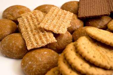 Beyaz arka plan üzerinde izole lezzetli bisküviler