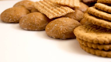 Beyaz arka plan üzerinde izole lezzetli bisküviler