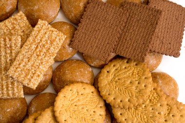 Beyaz arka plan üzerinde izole lezzetli bisküviler. Üstten Görünüm