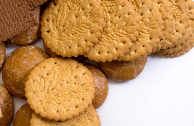 Beyaz arka plan üzerinde izole lezzetli bisküviler. Üstten Görünüm