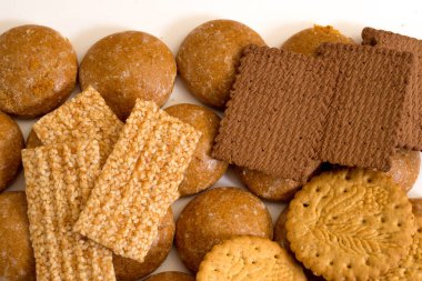 Beyaz arka plan üzerinde izole lezzetli bisküviler. Üstten Görünüm