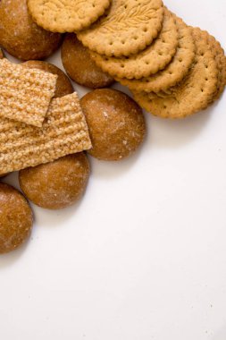 Beyaz arka plan üzerinde izole lezzetli bisküviler. Üstten Görünüm