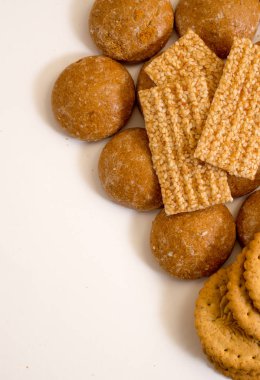 Beyaz arka plan üzerinde izole lezzetli bisküviler. Üstten Görünüm