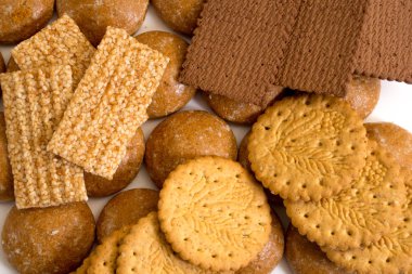 Beyaz arka plan üzerinde izole lezzetli bisküviler. Üstten Görünüm