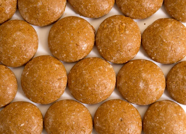 Φρέσκα σπιτικά μπισκότα που απομονώνονται σε λευκό φόντο. Το Top view — Φωτογραφία Αρχείου