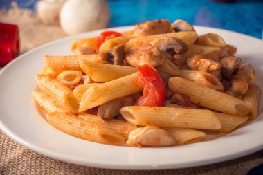 Penne makarna mantar, tavuk, domates ve peynir parmesa