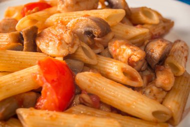 Penne makarna mantar, tavuk, domates ve peynir parmesa