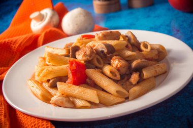 Penne makarna mantar, tavuk, domates ve peynir parmesa