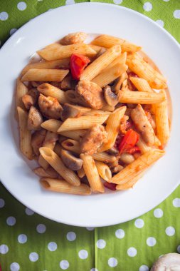 Penne makarna mantar, tavuk, domates ve peynir parmesa