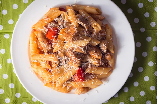 Penne makarna mantar, tavuk, domates ve peynir parmesa — Stok fotoğraf