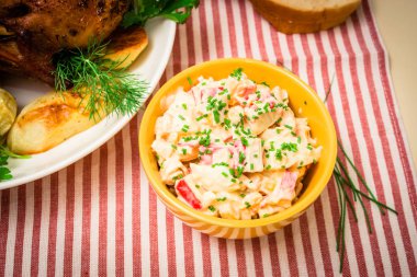 Mısır, biber, Yengeç, yumurta ve mayonnai ile taze sebze salatası