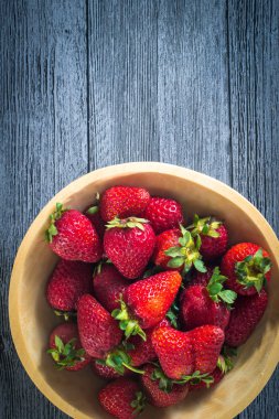 Çilek ile ahşap bir tabak