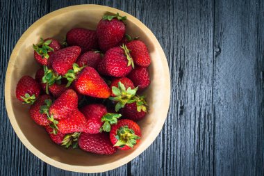 Çilek ile ahşap bir tabak