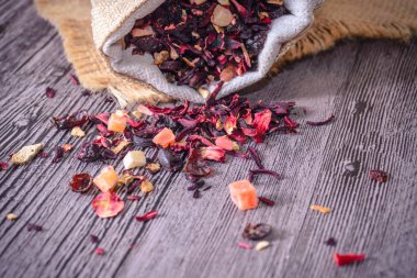 Ahşap arka plan üzerinde kuru çay torba