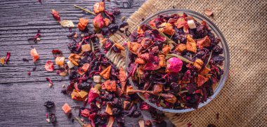 Rustik arka plan tabakta kuru çay