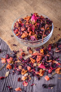 Rustik arka plan tabakta kuru çay