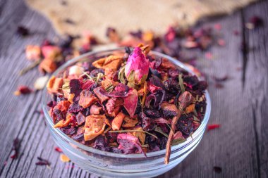 Rustik arka plan tabakta kuru çay