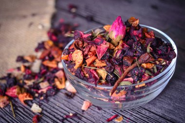 Rustik arka plan tabakta kuru çay