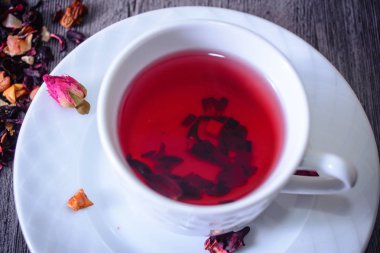 Çay yaprak, meyve ve kuruyemiş rustik sırt karışımı fincan