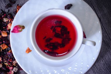 Çay yaprak, meyve ve kuruyemiş rustik sırt karışımı fincan