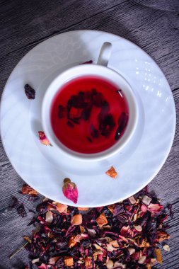 Çay yaprak, meyve ve kuruyemiş rustik sırt karışımı fincan