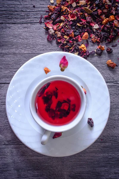 Çay yaprak, meyve ve kuruyemiş rustik sırt karışımı fincan