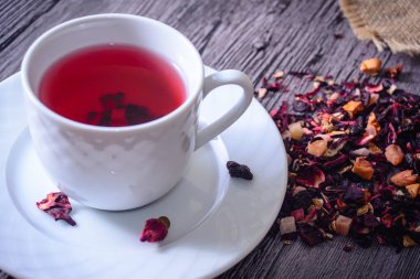 Çay yaprak, meyve ve kuruyemiş rustik sırt karışımı fincan