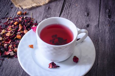 Çay yaprak, meyve ve kuruyemiş rustik sırt karışımı fincan