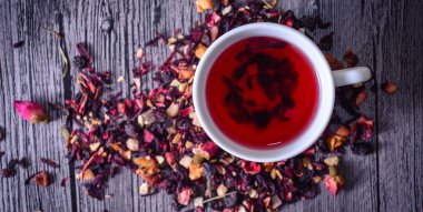 Çay yaprak, meyve ve kuruyemiş rustik sırt karışımı fincan