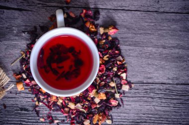 Çay yaprak, meyve ve kuruyemiş rustik sırt karışımı fincan