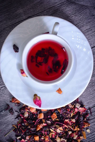 Çay yaprak, meyve ve kuruyemiş rustik sırt karışımı fincan