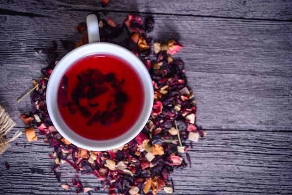 Çay yaprak, meyve ve kuruyemiş rustik sırt karışımı fincan