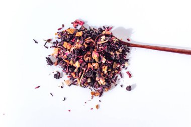 Kuru çay ve beyaz arka plan üzerine bir tahta kaşık karışımı