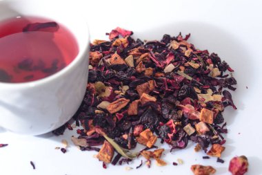 Kuru çay ve beyaz arka plan üzerine bir tahta kaşık karışımı