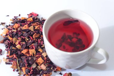 Kuru çay ve beyaz arka plan üzerine bir tahta kaşık karışımı