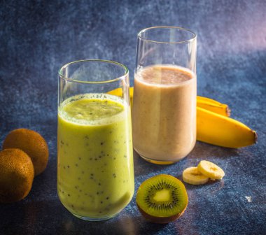 Kivi ve muz smoothie Gözlükte taze