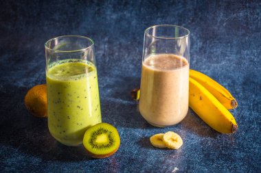 Kivi ve muz smoothie Gözlükte taze