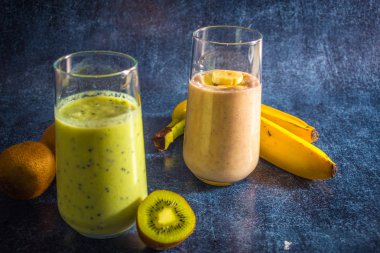 Kivi ve muz smoothie Gözlükte taze