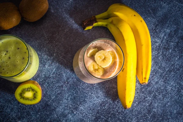 Kiwi i banana smoothie świeże w okularach. Widok z góry — Zdjęcie stockowe