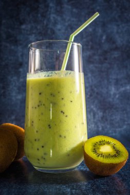 Bir bardak taze kivi smoothie
