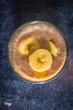 Bir bardak taze muz smoothie. Üstten Görünüm