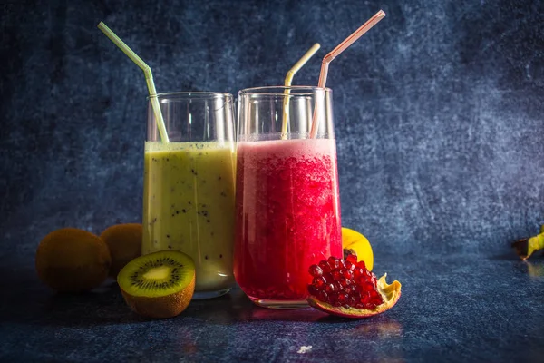 Muz, kivi ve nar taze yüzlü