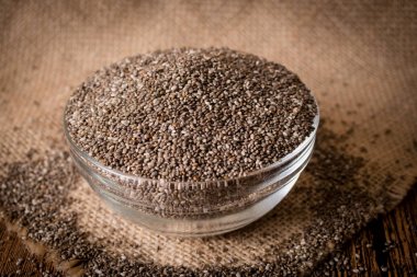 Chia tohum ahşap arka plan üzerinde